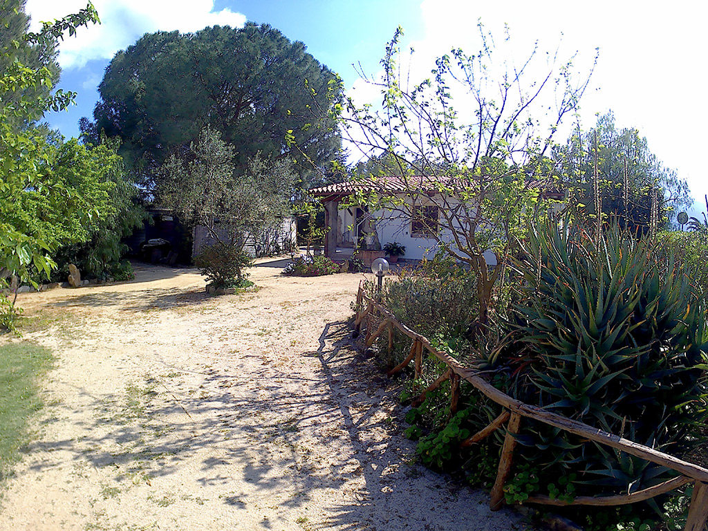 Ingresso cortile e parcheggio